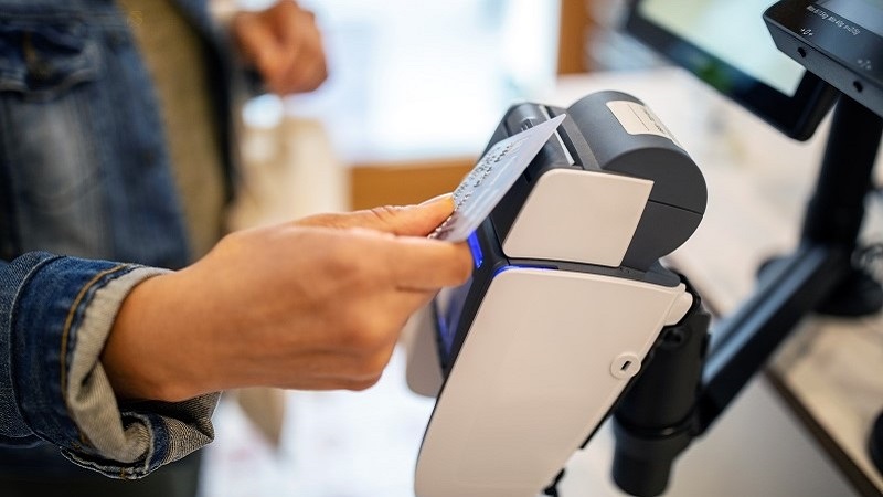Paying contactless with the card at the checkout