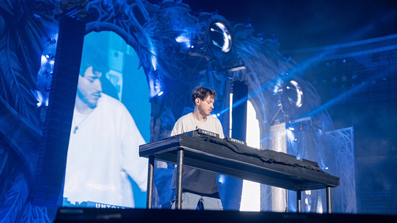 man-playing-keyboard-800x450
